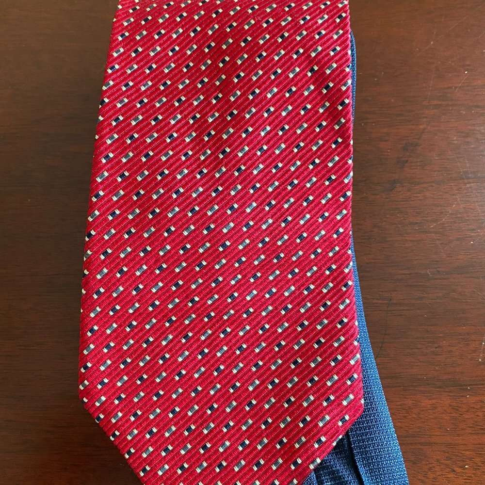 Tommy Hilfiger Vtg. Mens Red Geometric Pattern Silk Necktie Career Church Office